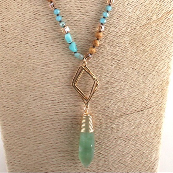 Green Aventurine Quartz Pendant Necklace - Picture 3 of 4